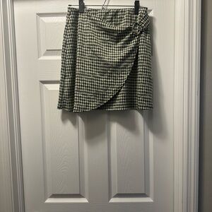Gilli Black and White Houndstooth Mini Skirt